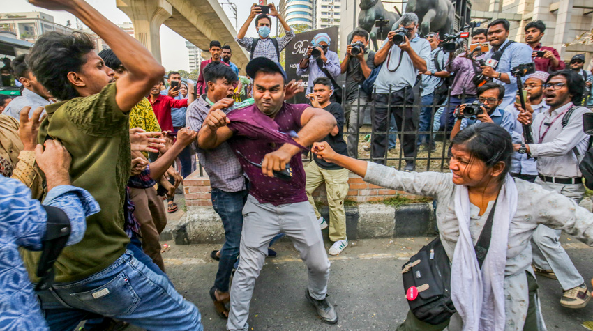 A police personnel was seen being assaulted by the protesters in Dhaka's Hotel Intercontinental intersection on Tuesday. Photo: Sumit Ahmed