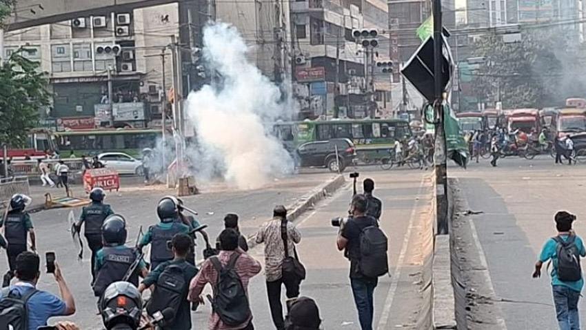 In response of protesters' stones, law enforcers retaliated with sound grenades and tear gas shells, forcing the protesters to scatter into the narrow alleys near Baitul Mukarram Mosque. Photo: Collected