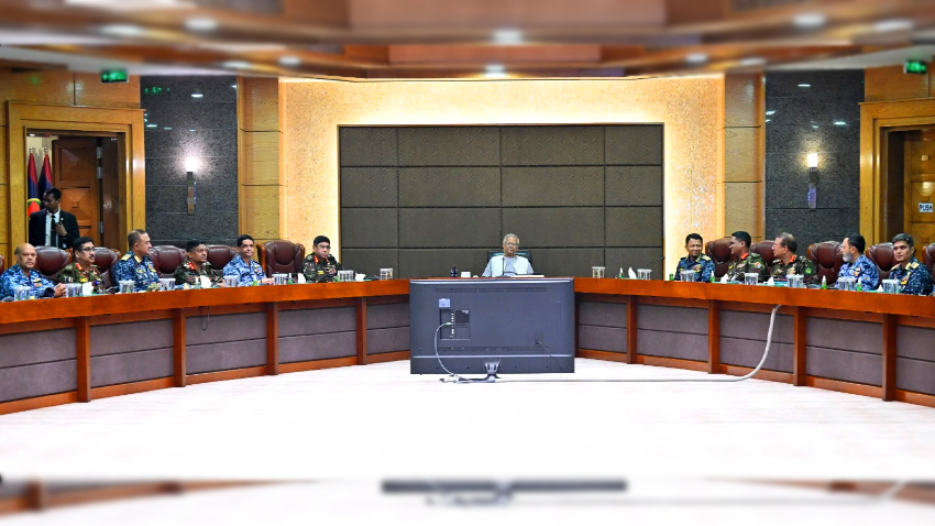 Chief Adviser Professor Muhammad Yunus addressed a views-exchange meeting with senior Armed Forces officers at Army Headquarters in Monday morning. Photo: CA's Press Wing